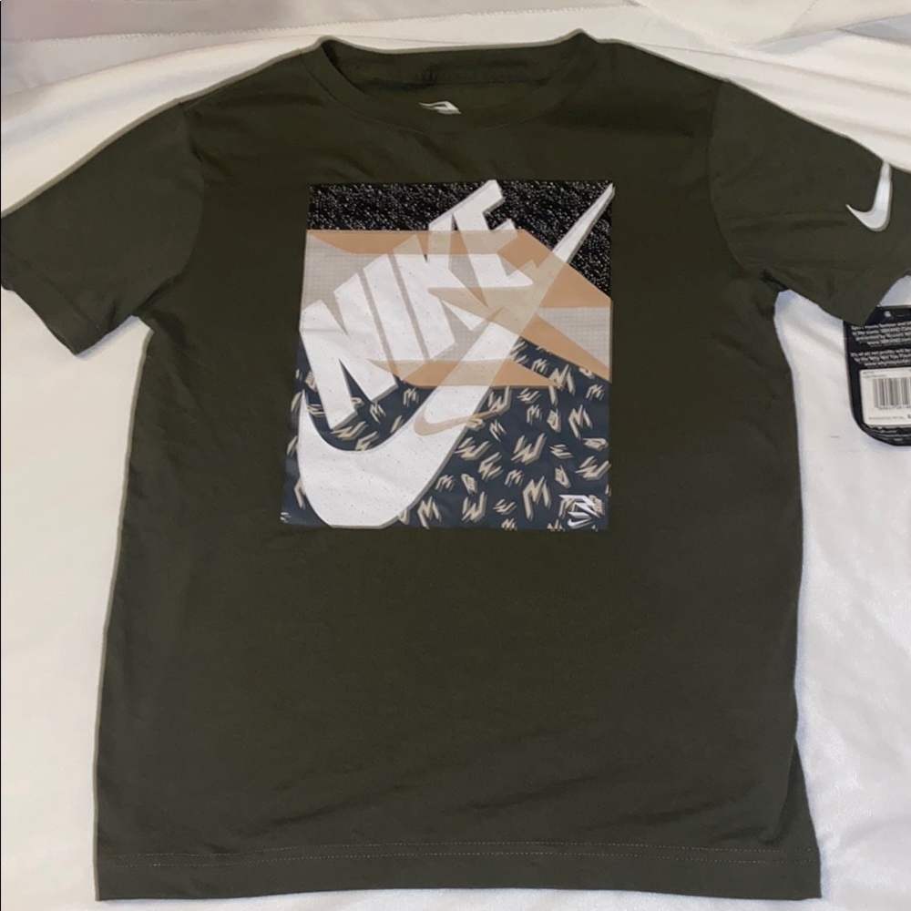 NWT Nike Green Short Sleeve Tee with Graphic Design